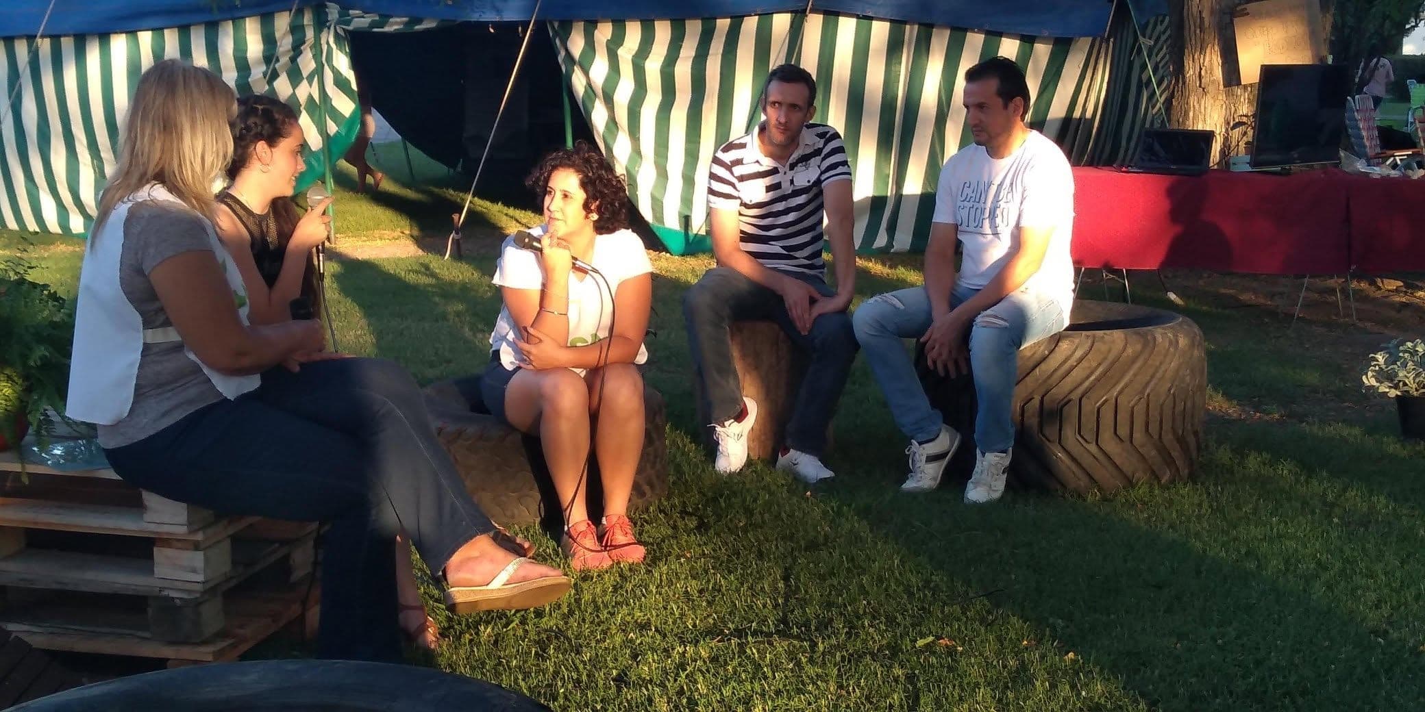 Entrevistando Invitados en Evento Comunitario